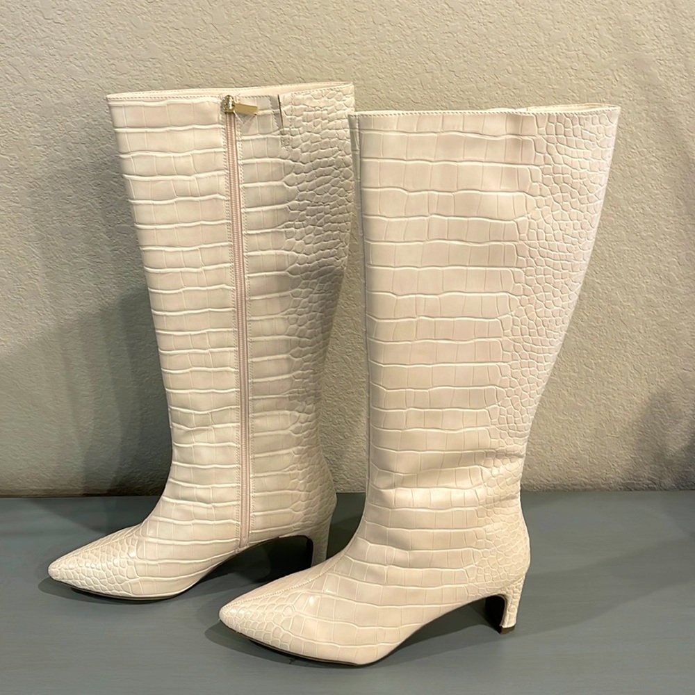 Women’s Snakeskin Print Pointed Toe boot with heel. New! Size 9 with box.